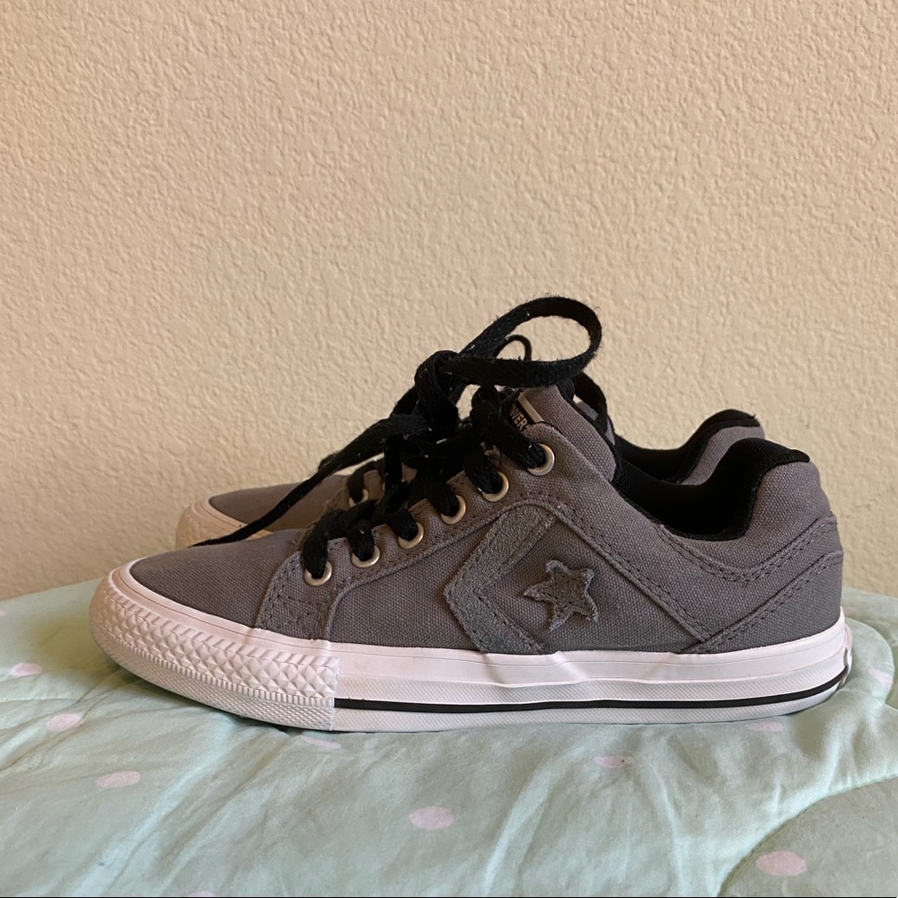 Unisex Kids Gray Converse size 2.